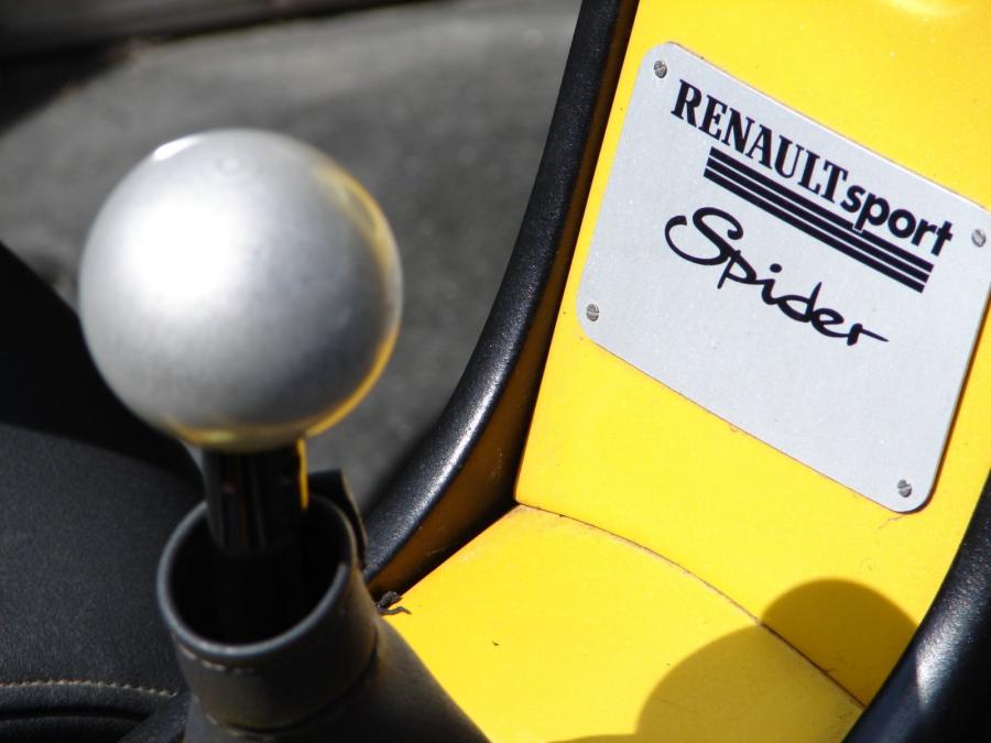 Детали интерьера Renault Sport Spider 1995 года  (фото 49 из 76)